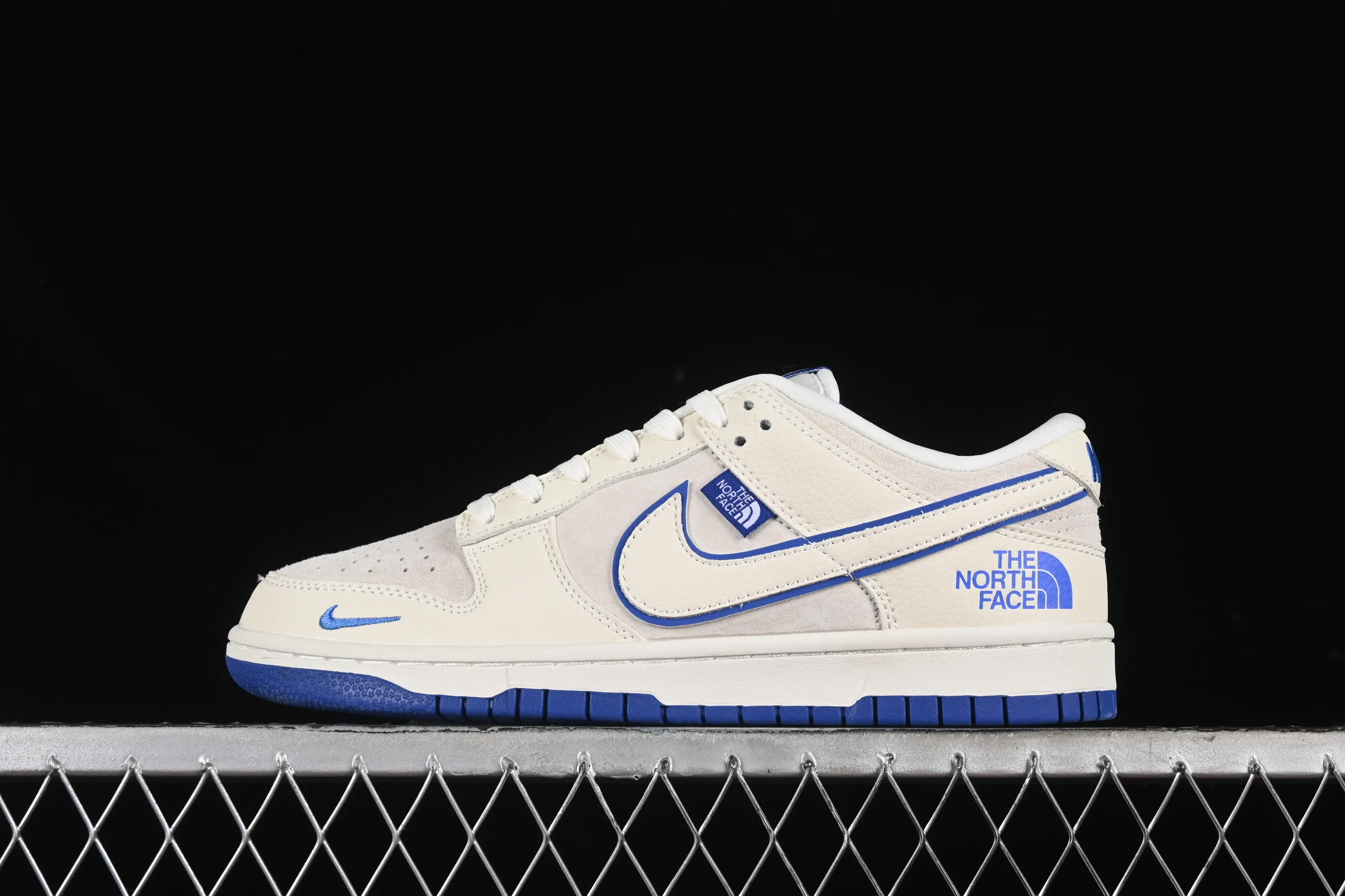 All Categories Nk SB Dunk Series Nk SB Dunk Low High-end Customized Low-top Sneakers Nk SB Dunk Low North Face Co-branded - Off-white White Blue Hook Anniversary High-end Customized Low-top Casual Sneakers KK1333-007